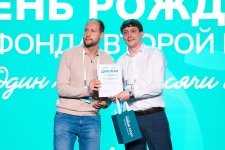 Момент вручения диплома о присоединении к Кодексу этичной реабилитации представителю реабилитационного центра НоНарко