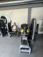 Судья турнира Владимир Кузнецов внимательно фиксирует результаты участницы, выполняющей жим ногами на тренажере во время индивидуальных зачетов соревнований Судья турнира Владимир Кузнецов внимательно фиксирует результаты участницы, выполняющей жим ногами на тренажере во время индивидуальных зачетов соревнований